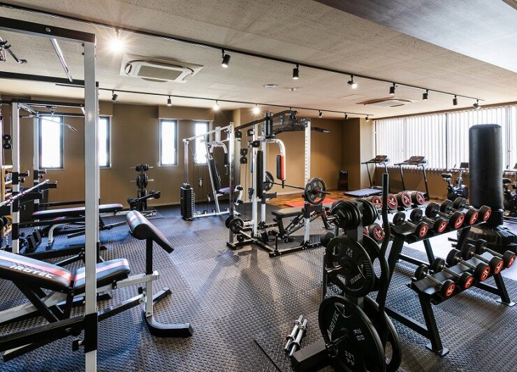事務所内に福利厚生施設、休憩ラウンジとトレーニングジムを開設しました。